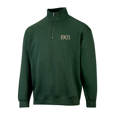 Pullover Half-Zip Retro dunkelgrün mit Reißverschluss bis zur Brustmitte und der Jahreszahl 1903 auf der Brust