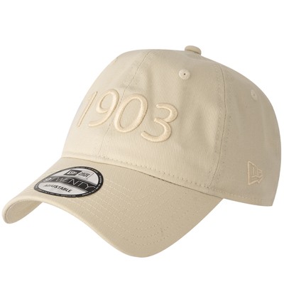 Cap in der Farbe Off-white von New Era "1903" in der Farbe Off-white auf der Vorderseite Kleeblatt Logo am Verschluss hinten