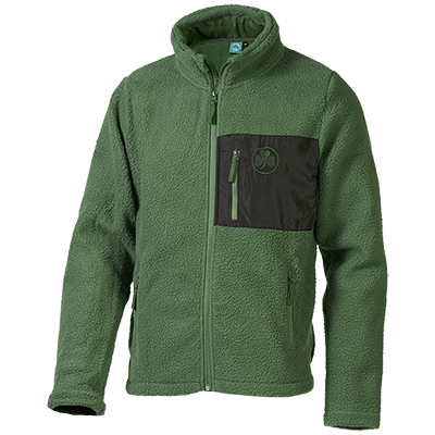 Olivgrüne Fleecejacke mit Kragen, Bauchtaschen und Brusttasche, schwarzes Rechteck auf Brusthöhe mit Kleeblatt Logo in olivgrün