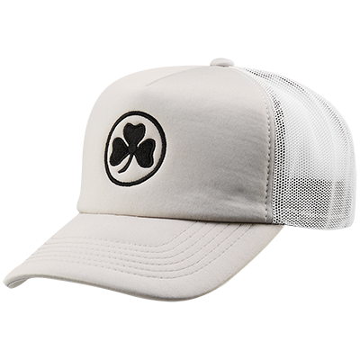 Trucker Cap in der Farbe grau und mit schwarzem Kleeblatt Logo vorne