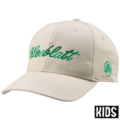 Baseball Cap In der Farbe off-white, mit grünem Kleeblatt Logo an der Seite und dem Schriftzug „Kleeblatt“ in verschiedenen grün Tönen