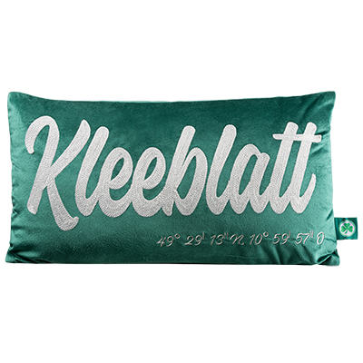 Stylisches Kissen in der Farbe Dunkelgrün, mit Stick in weiß "Kleeblatt" und die Koordinaten des Stadions, Kleebatt Logo an der Seite des Kissens