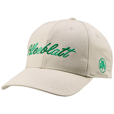 Baseball Cap In der Farbe off-white, mit grünem Kleeblatt Logo an der Seite und dem Schriftzug „Kleeblatt“ in verschiedenen grün Tönen
