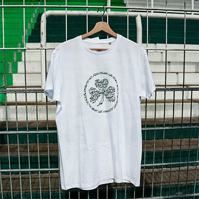 weißes Shirt Kleeblatt Logo Design auf der Vorderseite