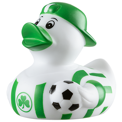 Weiße Badeente bekleidet mit einem weiß-grünen Trikot und einer grünen Cap und mit Fußball unter dem linken Flügel