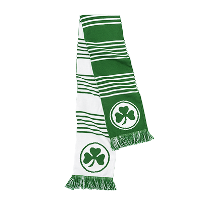 zusammen gefalteter Schal gestreift in den Farben Weiß und Grün mit zwei verschiedene Seiten und mit Kleeblatt Logo an beiden Schal Enden