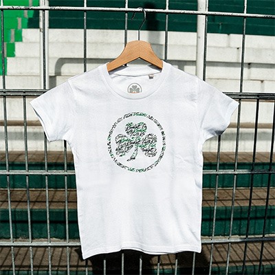 weißes Shirt für Kinder Kleeblatt Logo Design auf der Vorderseite