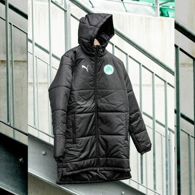 Vorderansicht der Winterjacke von Puma in schwarz, mit Kapuze und Kleeblatt Logo auf der Brust